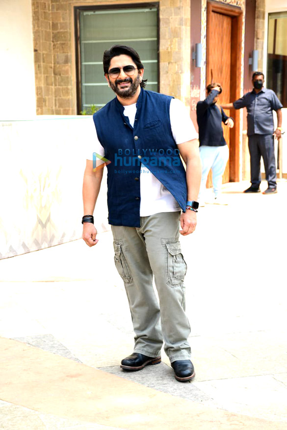 photos akshay kumar and kriti sanon twin in black arshad warsi keeps it casual as they promote their film bachchhan paandey 2