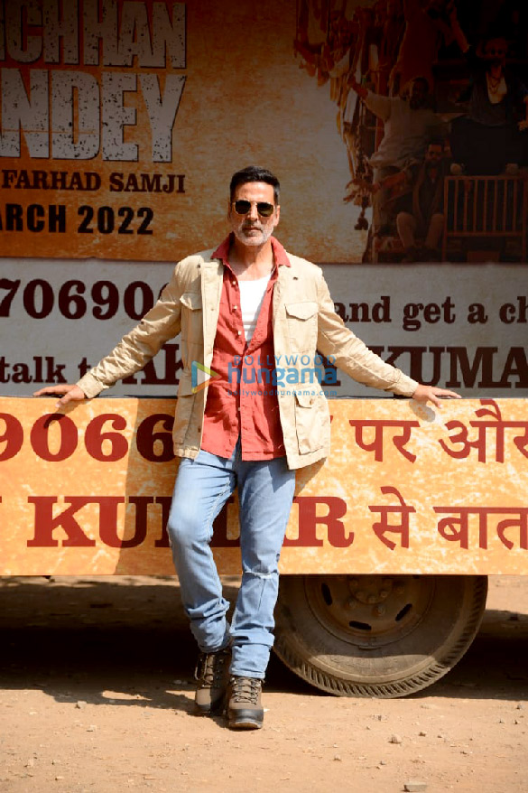 Photos: Akshay Kumar flags off the Bachchhan Paandey truck from the Sun N Sand Hotel in Juhu Photos: Akshay Kumar flags off the Bachchhan Paandey truck from the Sun N Sand Hotel in Juhu
