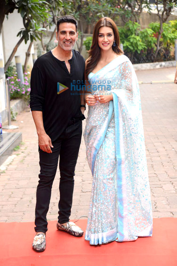 photos akshay kumar spotted in grey athleisure wear kriti sanon sports a white saree as they promote their film bachchhan paandey on the sets of hunarbaaz desh ki shaan 1 3