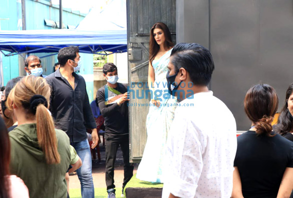 photos akshay kumar spotted in grey athleisure wear kriti sanon sports a white saree as they promote their film bachchhan paandey on the sets of hunarbaaz desh ki shaan 2