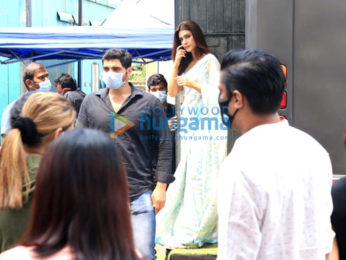 Photos: Akshay Kumar spotted in grey athleisure wear, Kriti Sanon sports a white saree as they promote their film Bachchhan Paandey on the sets of Hunarbaaz - Desh Ki Shaan