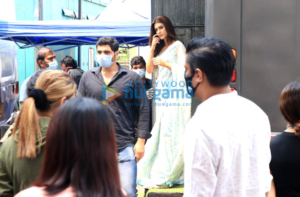 photos akshay kumar spotted in grey athleisure wear kriti sanon sports a white saree as they promote their film bachchhan paandey on the sets of hunarbaaz desh ki shaan 4
