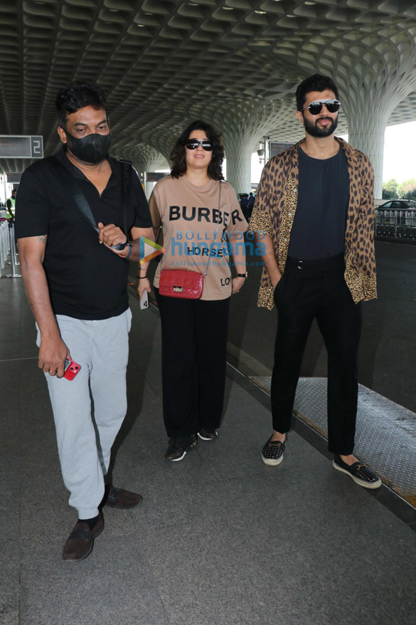 photos alaya f vijay deverakonda charmi kaur and others snapped at the airport 2