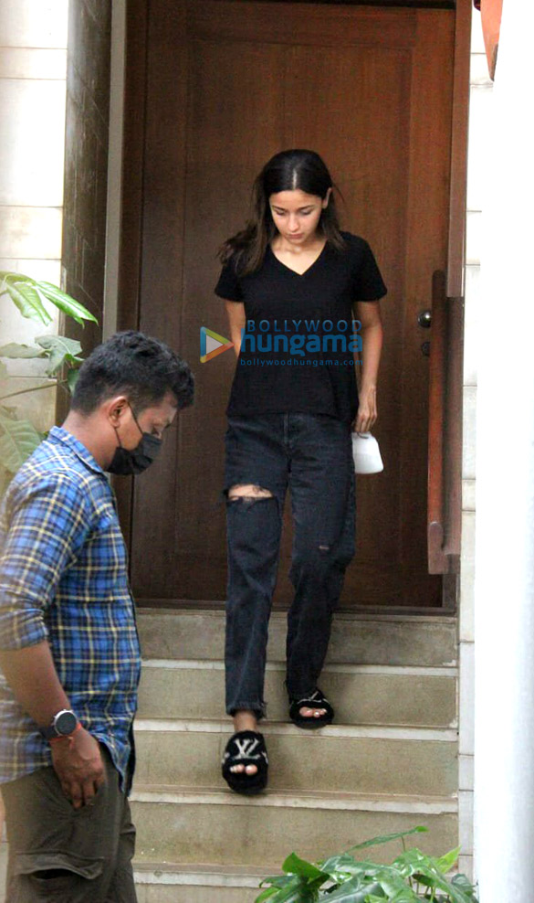 photos alia bhatt snapped at zoya akhtars residence in bandra 4