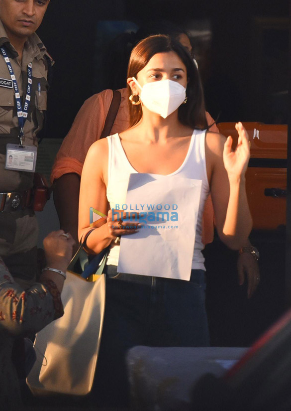photos alia bhatt snapped with shaheen bhatt and soni razdan at the private airport in kalina as they return from their vacation in the maldives 5