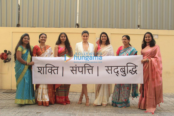 photos alia bhatt spotted doing the gangubai namaste with female fans on womens day in juhu 7