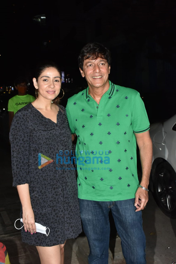 photos ananya panday steps out in style on monday night for dinner with parents chunky pandey and bhavana pandey at bastian in bandra 1