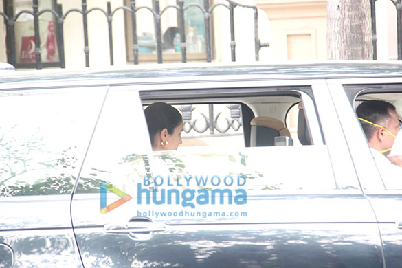 photos anushka sharma spotted in a car at linking road in bandra 4