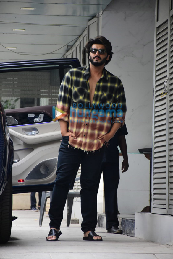 photos arjun kapoor spotted in bandra 1