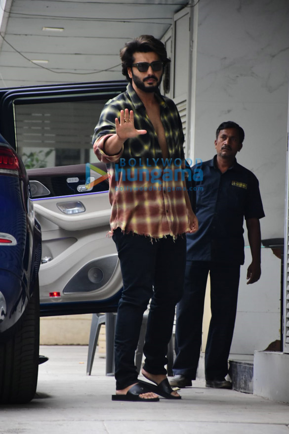 photos arjun kapoor spotted in bandra 4