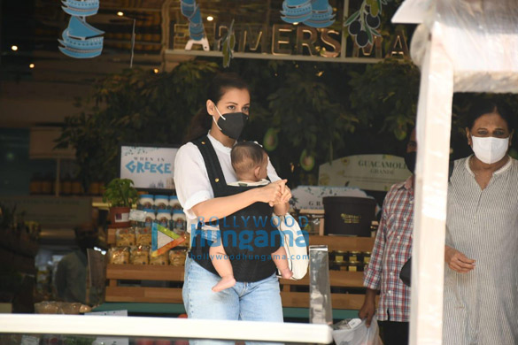 photos dia mirza snapped with her child at food hall 4