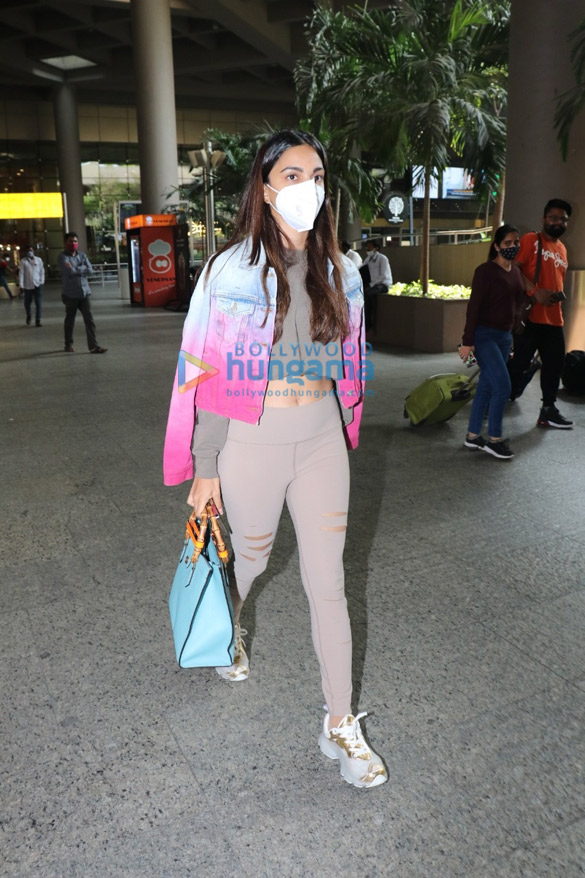 photos disha patani and tiger shroffs mother ayesha shroff keep it casual at the mumbai airport kiara advani and others snapped 1
