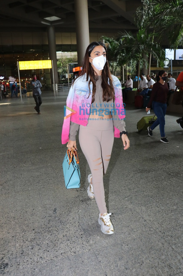photos disha patani and tiger shroffs mother ayesha shroff keep it casual at the mumbai airport kiara advani and others snapped 2