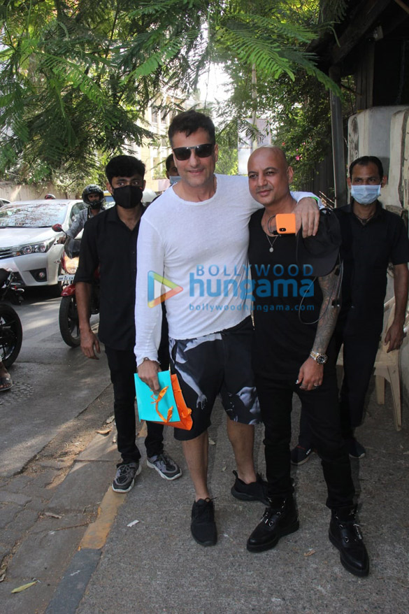 photos fardeen khan snapped with hakim aalim outside the latters salon in bandra 2