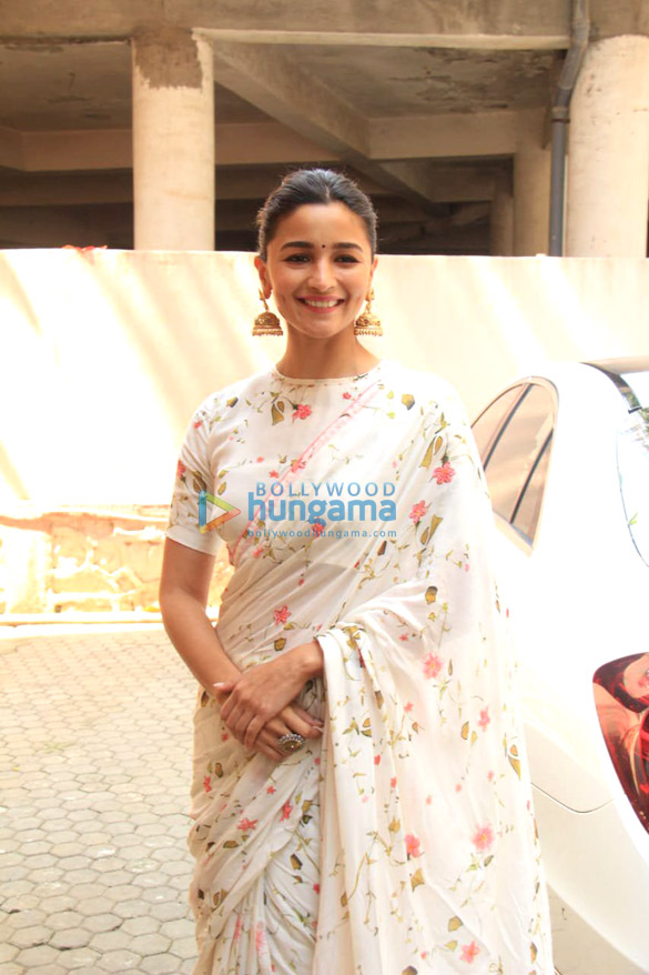 Photos: Gangubai Kathiawadi actor-director duo Alia Bhatt and Sanjay Leela Bhansali twin in white as they get snapped in Juhu Photos: Gangubai Kathiawadi actor-director duo Alia Bhatt and Sanjay Leela Bhansali twin in white as they get snapped in Juhu