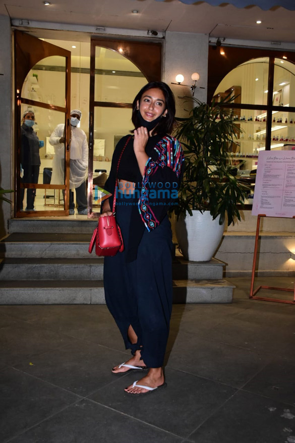 Photos: Ileana D’Cruz spotted at White Door in Bandra Photos: Ileana D’Cruz spotted at White Door in Bandra