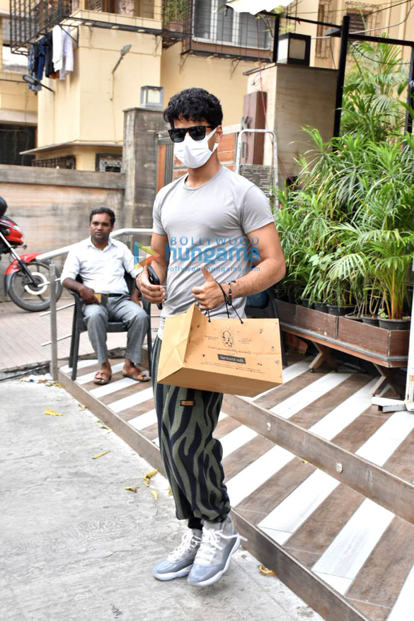 photos ishaan khatter spotted at farmers cafe 4