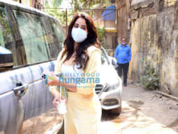 Photos: Janhvi Kapoor is all smiles for paparazzi in monotone jogger set in Bandra