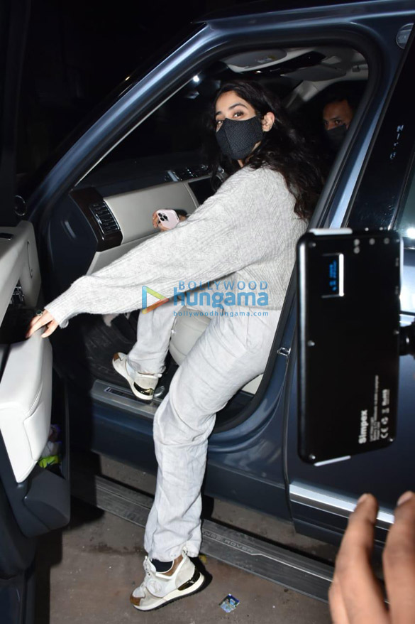 photos janhvi kapoor sports a casual attire as she gets snapped at mizu in bandra 3