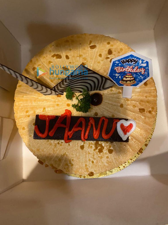 photos janhvi kapoor spotted cutting a cake at the airport two days before her birthday 5