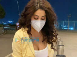 Photos: Janhvi Kapoor spotted cutting a cake at the airport two days before her birthday