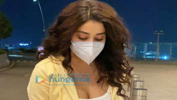 Photos: Janhvi Kapoor spotted cutting a cake at the airport two days before her birthday