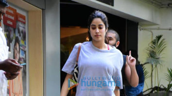 Photos: Janhvi Kapoor spotted in Bandra
