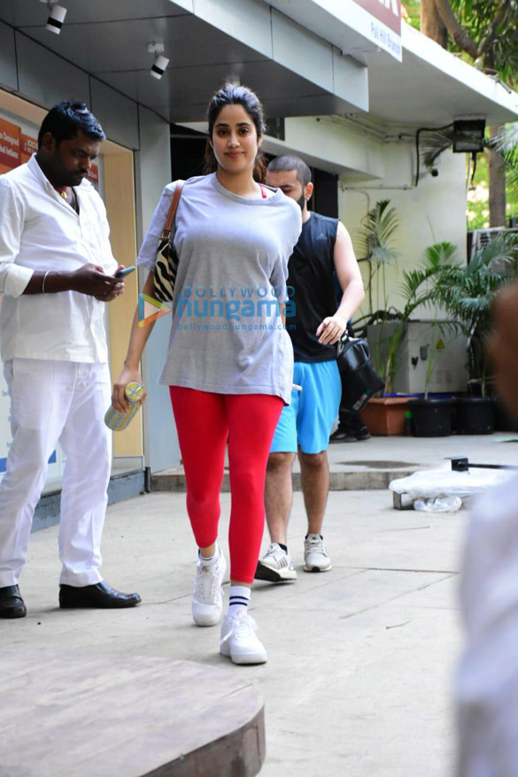 photos janhvi kapoor spotted in bandra 2 3