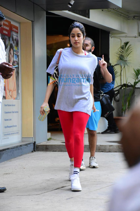 photos janhvi kapoor spotted in bandra 4 3
