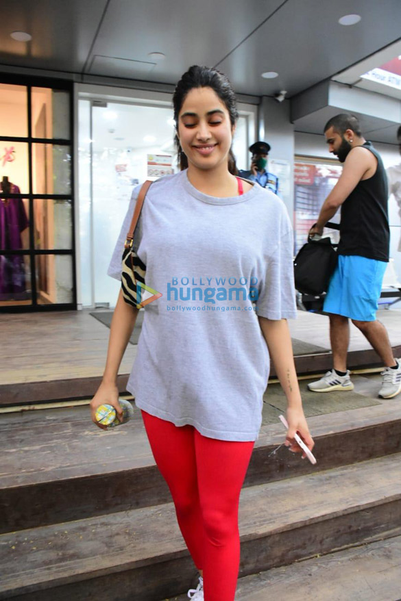 photos janhvi kapoor spotted in bandra 5