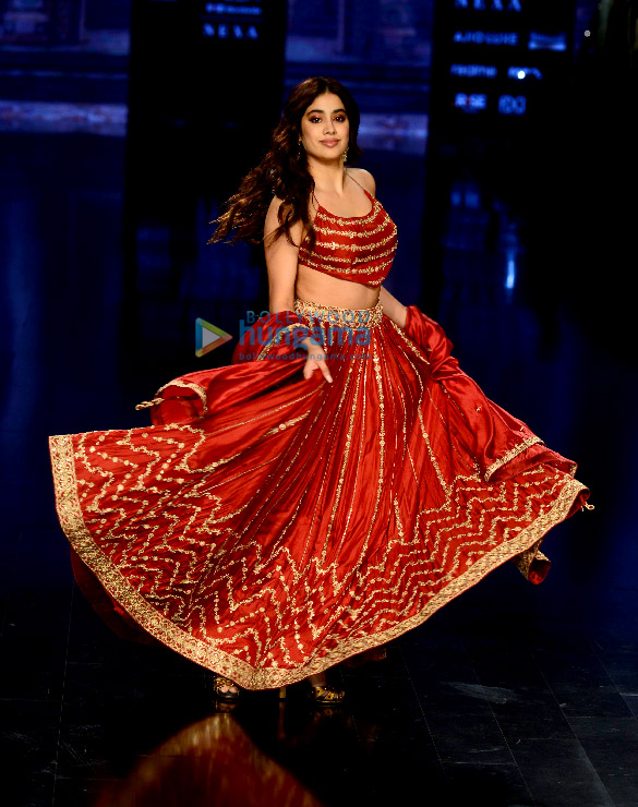 photos janhvi kapoor walks for punit palana at lakme fashion week 2022 3