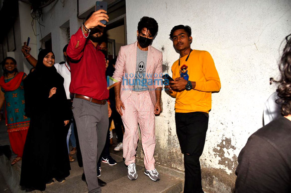 photos jersey stars shahid kapoor and mrunal thakur snapped in town 3