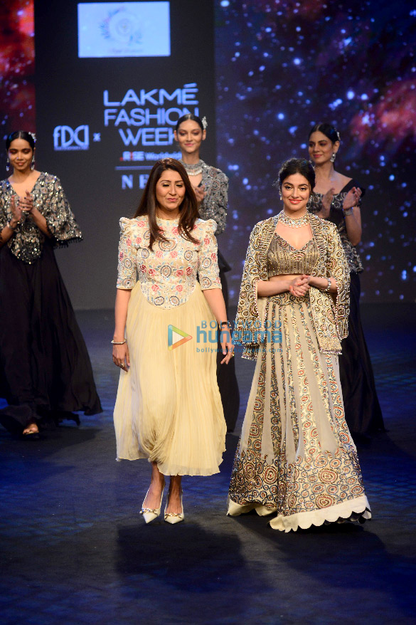 photos kangana ranaut pooja hegde nargis fakhri and others walk the ramp at lakme fashion week 2021 10