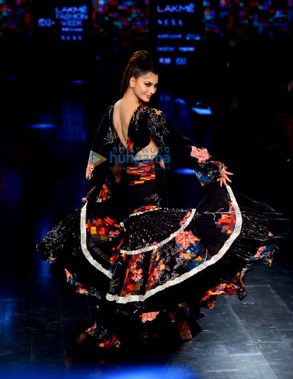 photos kangana ranaut pooja hegde nargis fakhri and others walk the ramp at lakme fashion week 2022 1