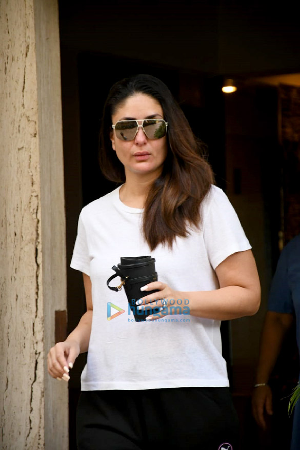photos kareena kapoor khan keeps it casual as she steps on sunday morning in bandra 2