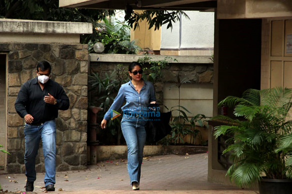 New mommy Kareena Kapoor Khan looks glamourous in a denim suit!