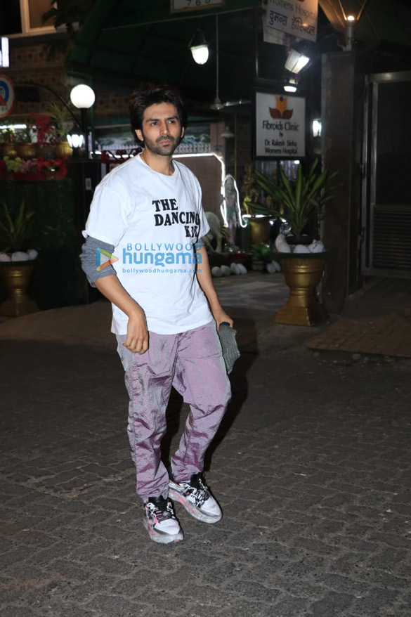 photos kartik aaryan keeps it casual as he steps out in bandra 2