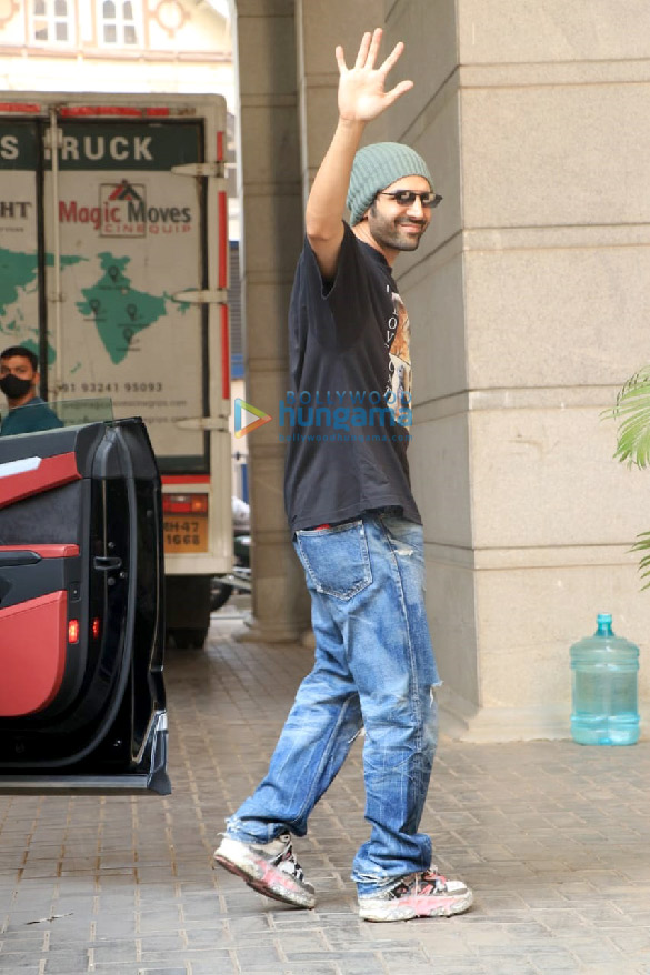 Photos: Kartik Aaryan keeps it casual on Sunday as he is snapped out and about in the city!