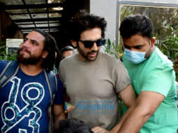 Photos: Kartik Aaryan and Aanand L. Rai snapped in juhu