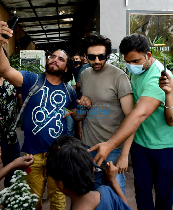 photos kartik aaryan n aanand l rai snapped in juhu 2