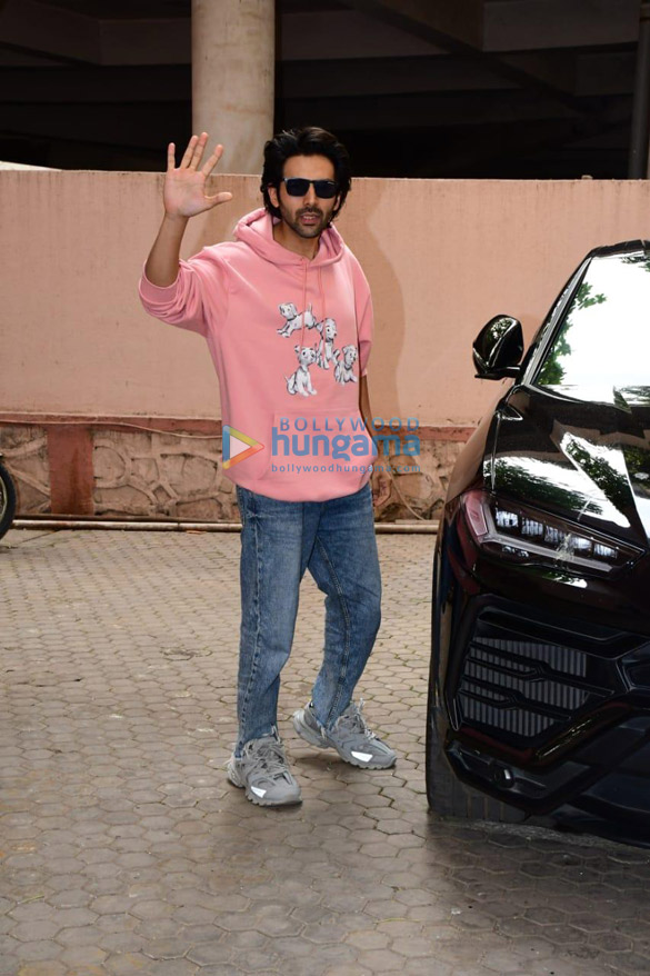 photos kartik aaryan snapped at sanjay leela bhansalis office in juhu 2 2