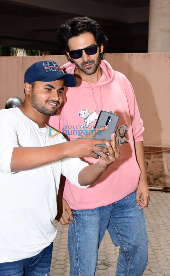 photos kartik aaryan snapped at sanjay leela bhansalis office in juhu 6