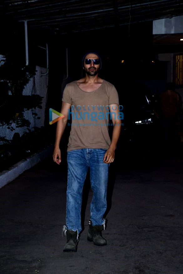 Photos: Kartik Aaryan snapped at a dubbing studio in Juhu Photos: Kartik Aaryan snapped at a dubbing studio in Juhu