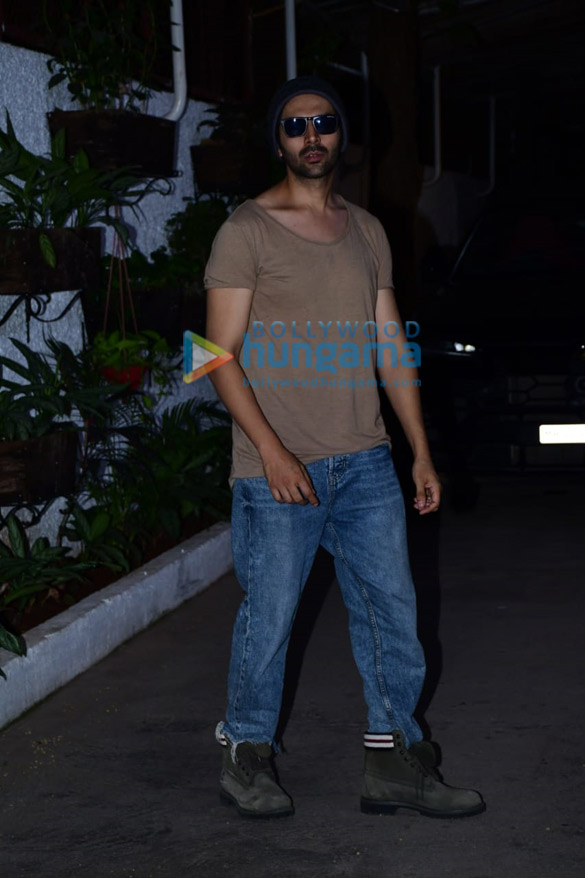 photos kartik aaryan snapped at a dubbing studio in juhu 2 3