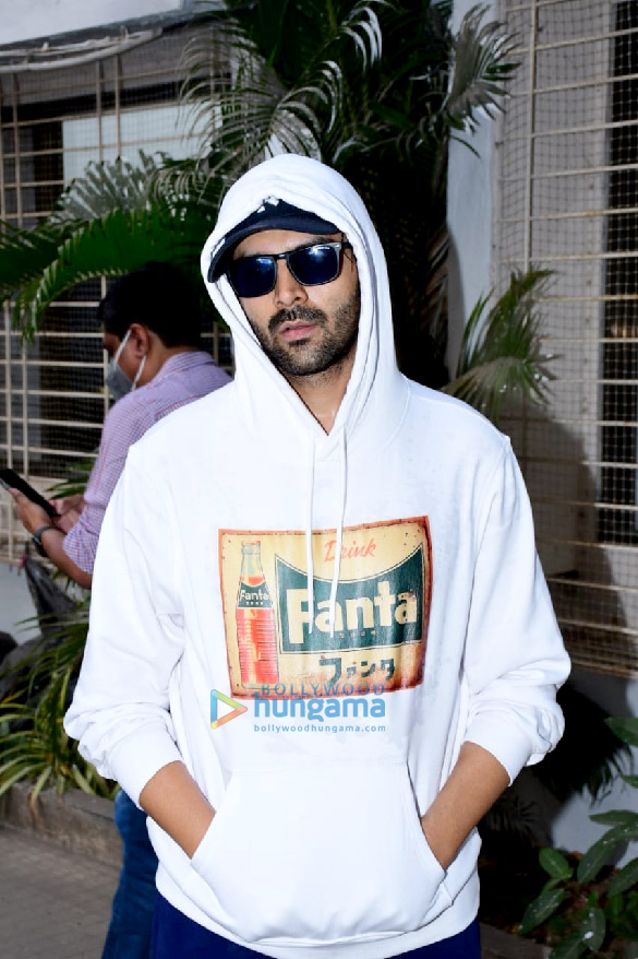 photos kartik aaryan snapped in a white hoodie in bandra 1