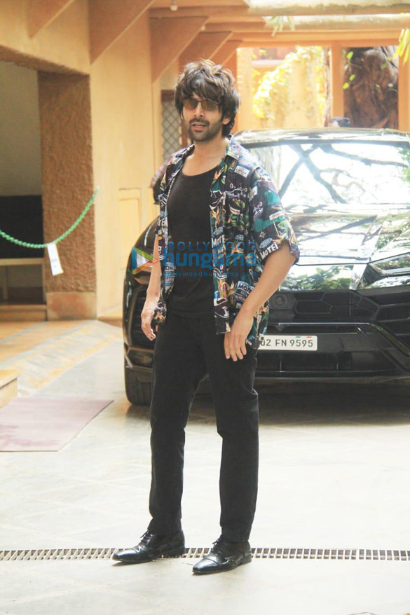 photos kartik aaryan snapped with his lamborghini urus in juhu 3