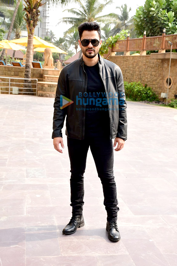 photos kunal kemmu spotted promoting abhay 3 in an all black outfit in mumbai 1