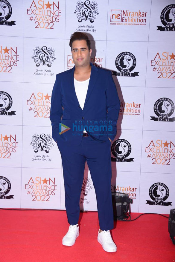photos madhuri dixit and other celebs grace the asian excellence awards 2022 3