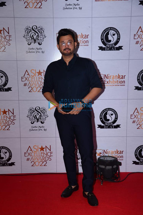 photos madhuri dixit and other celebs grace the asian excellence awards 2022 6