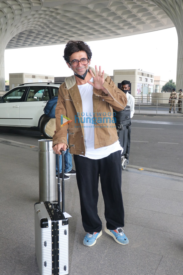 photos malaika arora tanishaa mukerji tanuja and sunil grover snapped at the airport 3